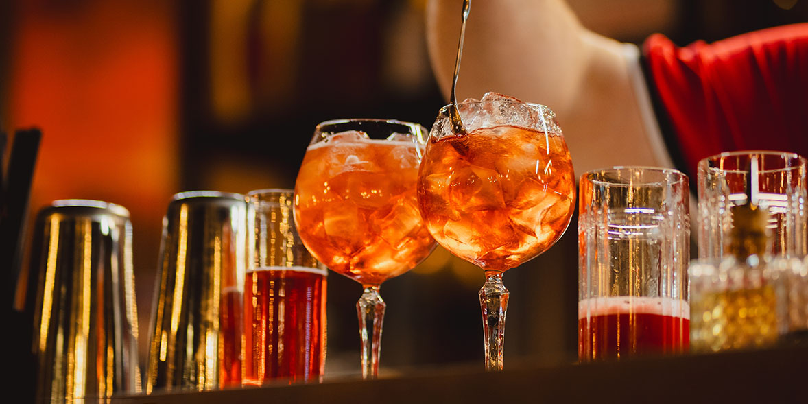 Someone making an Aperol Spritz